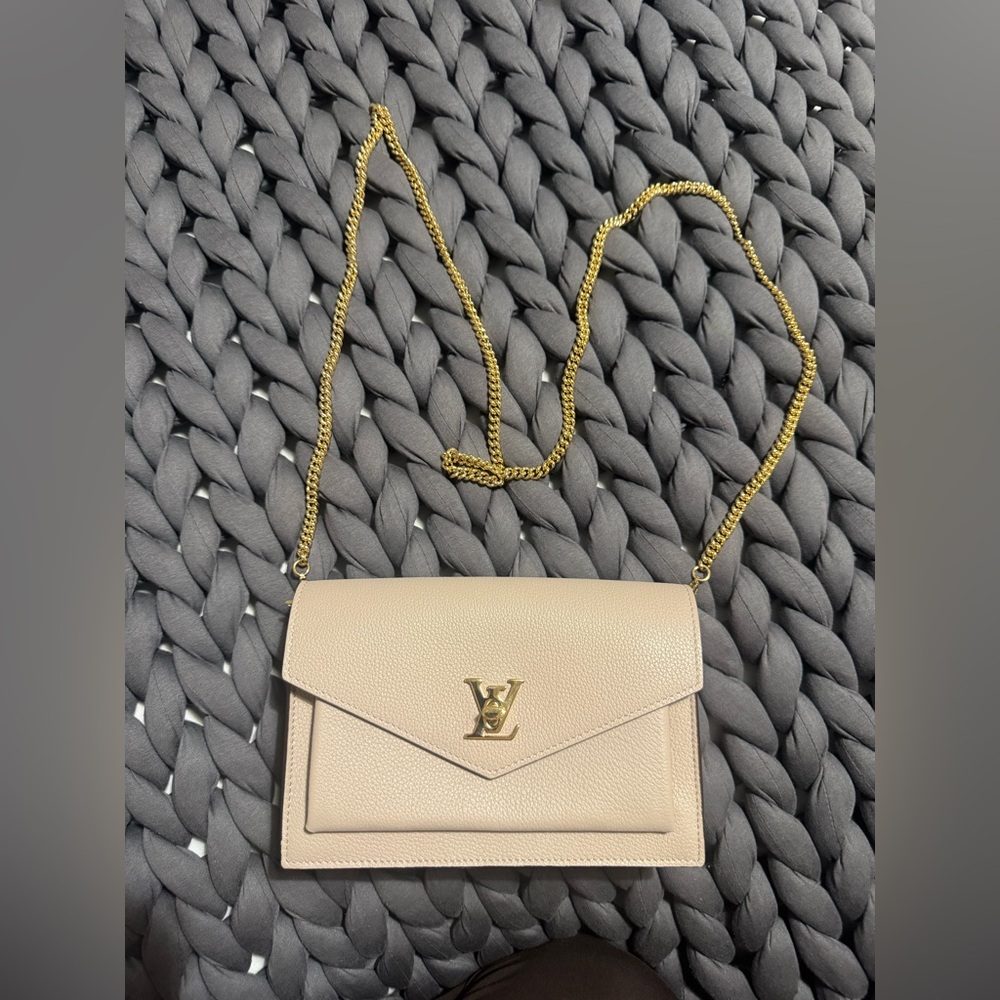 Elegant Cream Lou’s Vuitton Chain Bag